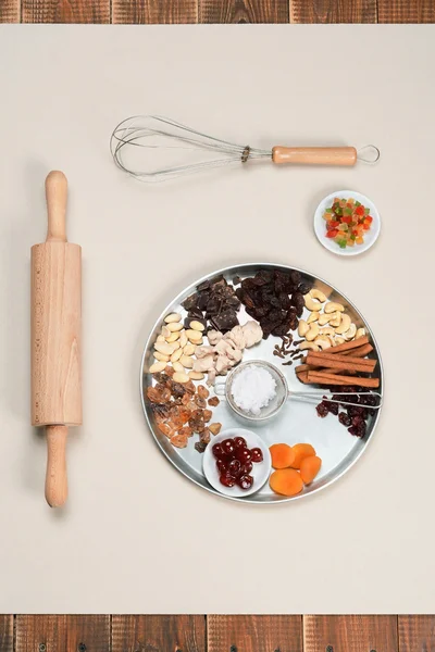 gri bir arka plan üzerine malzemeyi kek.