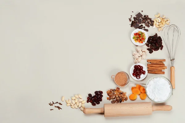 gri bir arka plan üzerine malzemeyi kek.