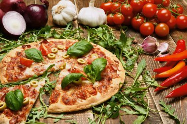 lezzetli İtalyan pizza tahta masada görev yaptı..