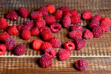 Ahududu ahşap arka plan üzerinde