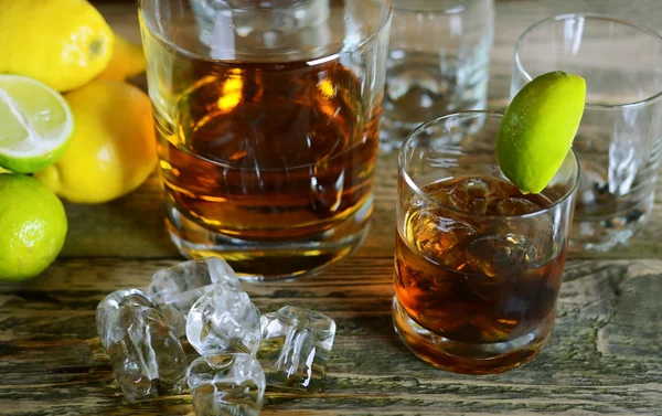 altın kahverengi viski bir cam buzlu 