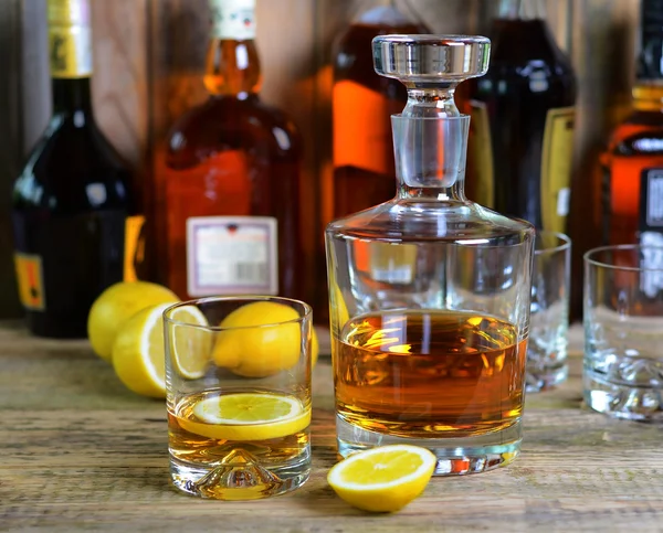 sürahi ve bardak viski 