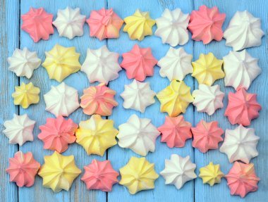 Fransız vanilya kremalı kurabiye mavi zemin üzerine.