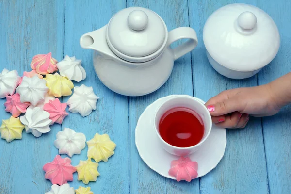 Fransız vanilya kremalı kurabiye mavi zemin üzerine.