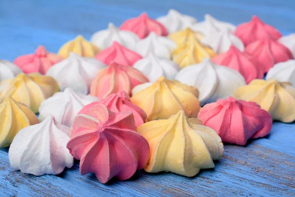 Fransız vanilya kremalı kurabiye mavi zemin üzerine.