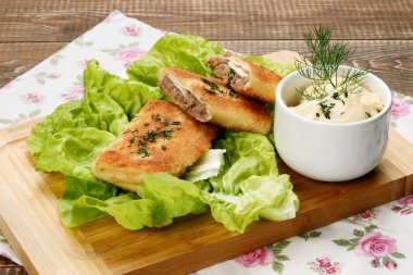 Lezzetli köfte et ve mayonez sos ile.