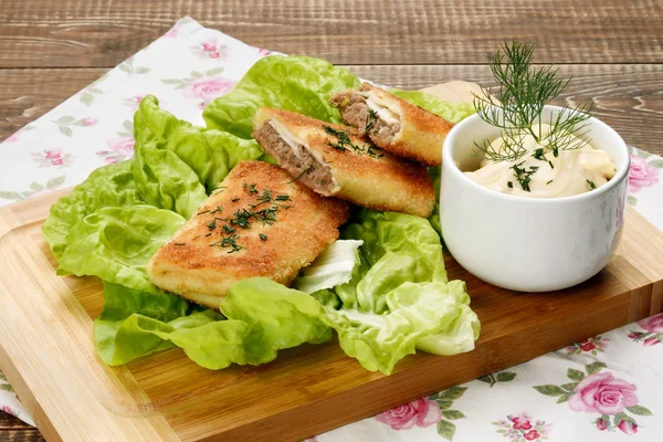 Lezzetli köfte et ve mayonez sos ile.