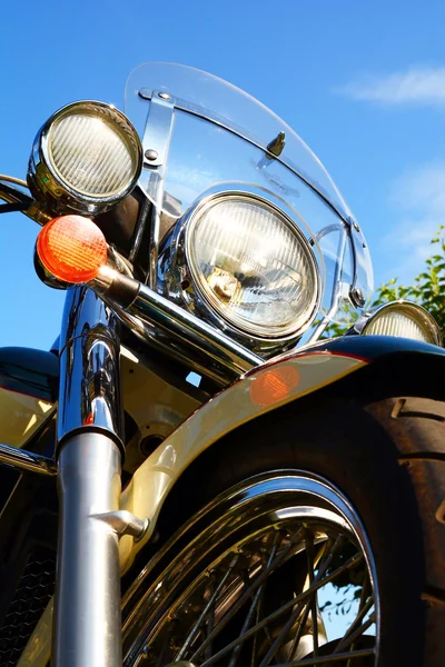 Motosiklet ayrıntı closeup ön çatal ve far ve tekerlek.