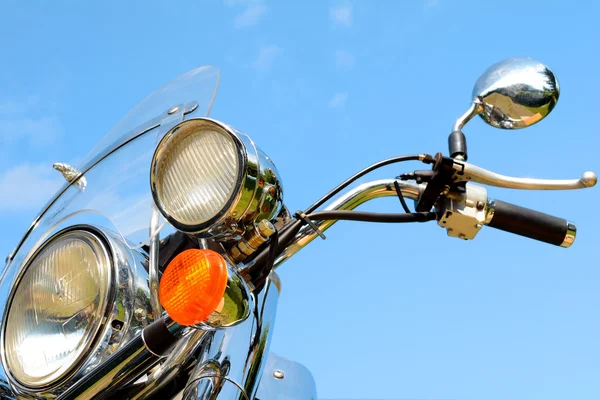 Motosiklet ayrıntı closeup ön çatal ve far ve gidon.