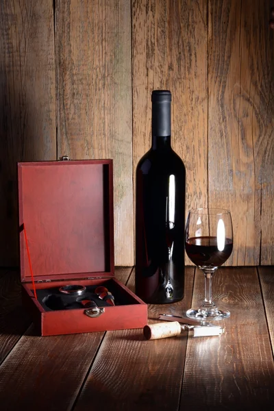 Şişe ve bardak kırmızı şarap ahşap tablo.