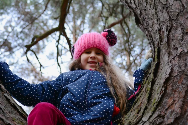 bir kap içinde bir kız portresi.