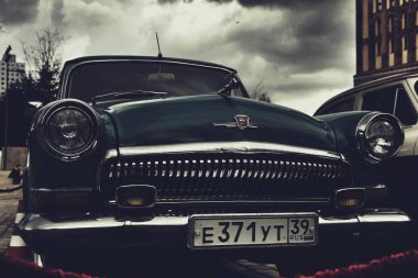 Retro arabalar sergileniyor