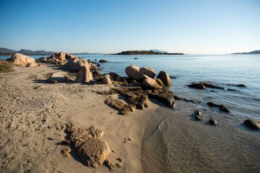 Sardunya 'da güzel bir sahil.
