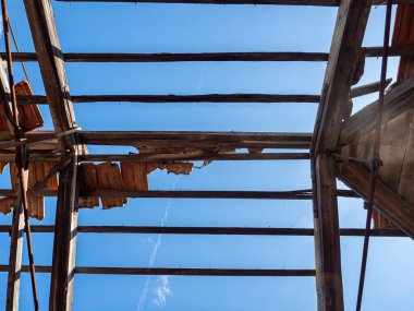 Capo D 'Orso kalesinin yıkılan çatısının alt resmi.