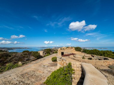 Capo D 'Orso' daki terk edilmiş askeri üssün resmi.