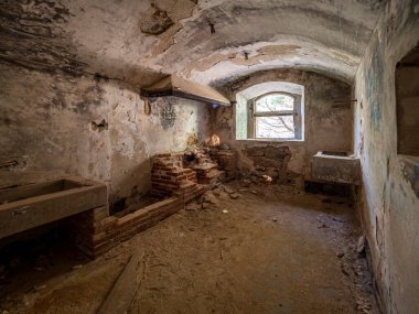 Bir yeraltı askeri kalesinin terk edilmiş koridorlarında yürüyorum.