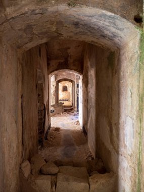 Bir yeraltı askeri kalesinin terk edilmiş koridorlarında yürüyorum.