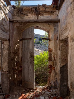 Capo D 'Orso' daki terk edilmiş askeri üssün resmi.
