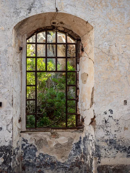 Картина Ржавого Окна Заброшенной Крепости — стоковое фото