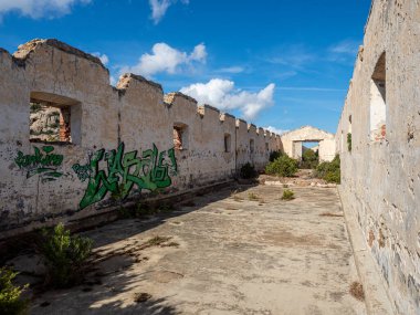 Capo D 'Orso' daki terk edilmiş askeri üssün resmi.