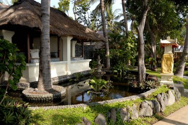 Doğayla çevrili güzel bir tatil köyünün resmi.