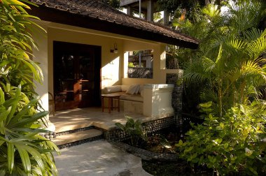 Doğayla çevrili güzel bir tatil köyünün resmi.