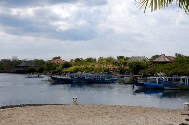 Doğayla çevrili güzel bir tatil köyünün resmi.