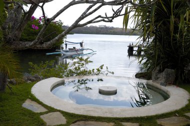 Doğayla çevrili güzel bir tatil köyünün resmi.