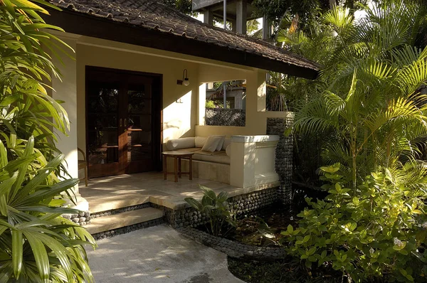 Doğayla çevrili güzel bir tatil köyünün resmi.