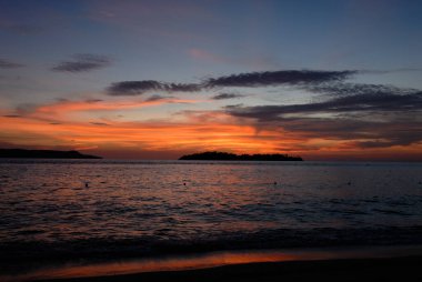 Gün batımında denizin güzel bir resmi.