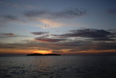 Gün batımında denizin güzel bir resmi.