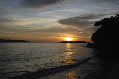 Gün batımında denizin güzel bir resmi.
