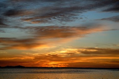 Gün batımında denizin güzel bir resmi.