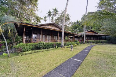 Doğayla çevrili güzel bir tatil köyünün resmi.