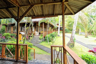 Doğayla çevrili güzel bir tatil köyünün resmi.