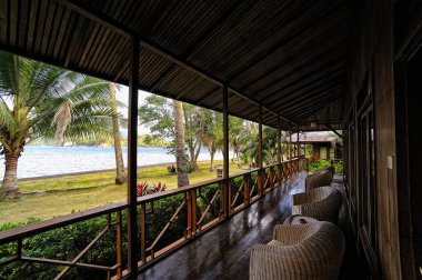 Doğayla çevrili güzel bir tatil köyünün resmi.