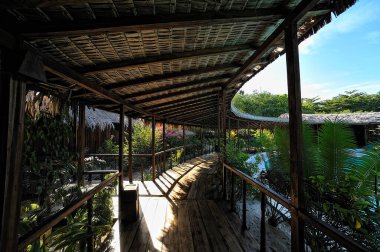 Doğayla çevrili güzel bir tatil köyünün resmi.