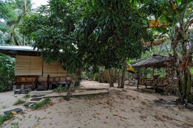 Doğayla çevrili güzel bir tatil köyünün resmi.