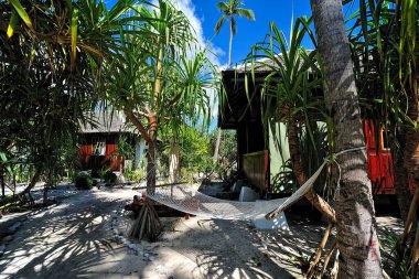 Doğayla çevrili güzel bir tatil köyünün resmi.