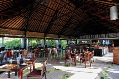 Doğayla çevrili güzel bir tatil köyünün resmi.