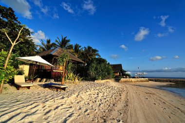Doğayla çevrili güzel bir tatil köyünün resmi.