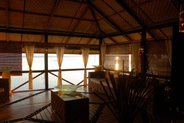 Doğayla çevrili güzel bir tatil köyünün resmi.