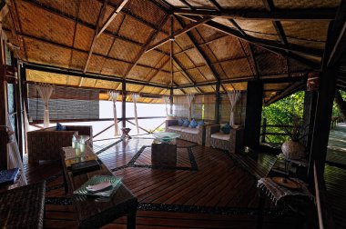 Doğayla çevrili güzel bir tatil köyünün resmi.