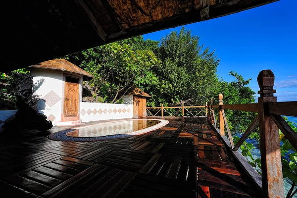 Doğayla çevrili güzel bir tatil köyünün resmi.