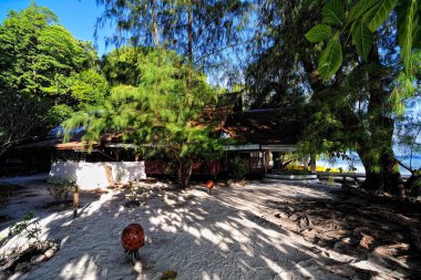 Doğayla çevrili güzel bir tatil köyünün resmi.