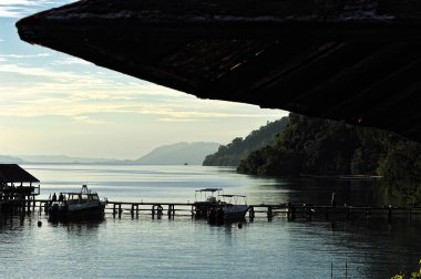Doğayla çevrili güzel bir tatil köyünün resmi.