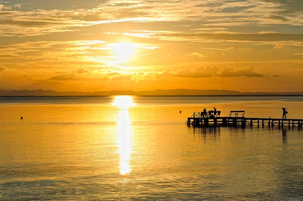 Een Prachtig Beeld Van Zee Bij Zonsondergang — Stockfoto