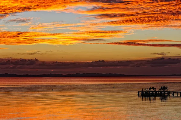 Een Prachtig Beeld Van Zee Bij Zonsondergang — Stockfoto