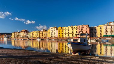 Güneşli bir günde teknesi olan, nehirden Bosa renkli evlerin güzel manzarası.