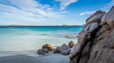 Sardunya 'daki Capriccioli sahilinin deniz seviyesinde çekilmiş bir fotoğrafı.
